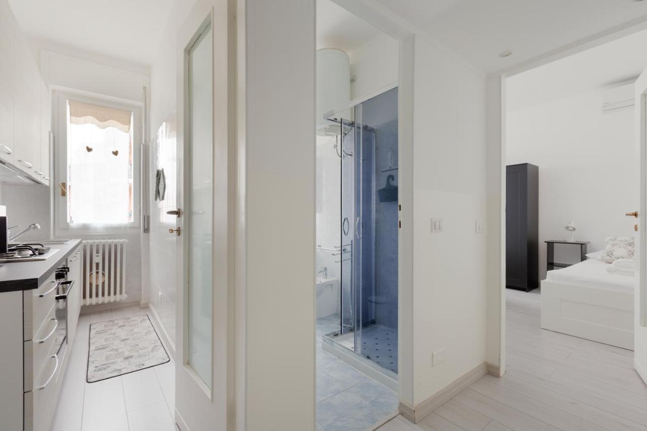 Apartment With Balcony -Bisceglie Red Line Subway Milan Bagian luar foto