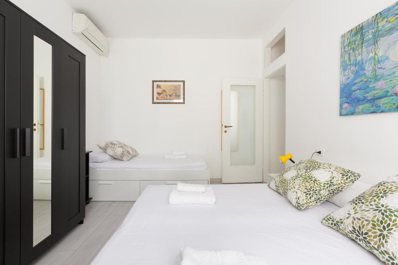 Apartment With Balcony -Bisceglie Red Line Subway Milan Bagian luar foto