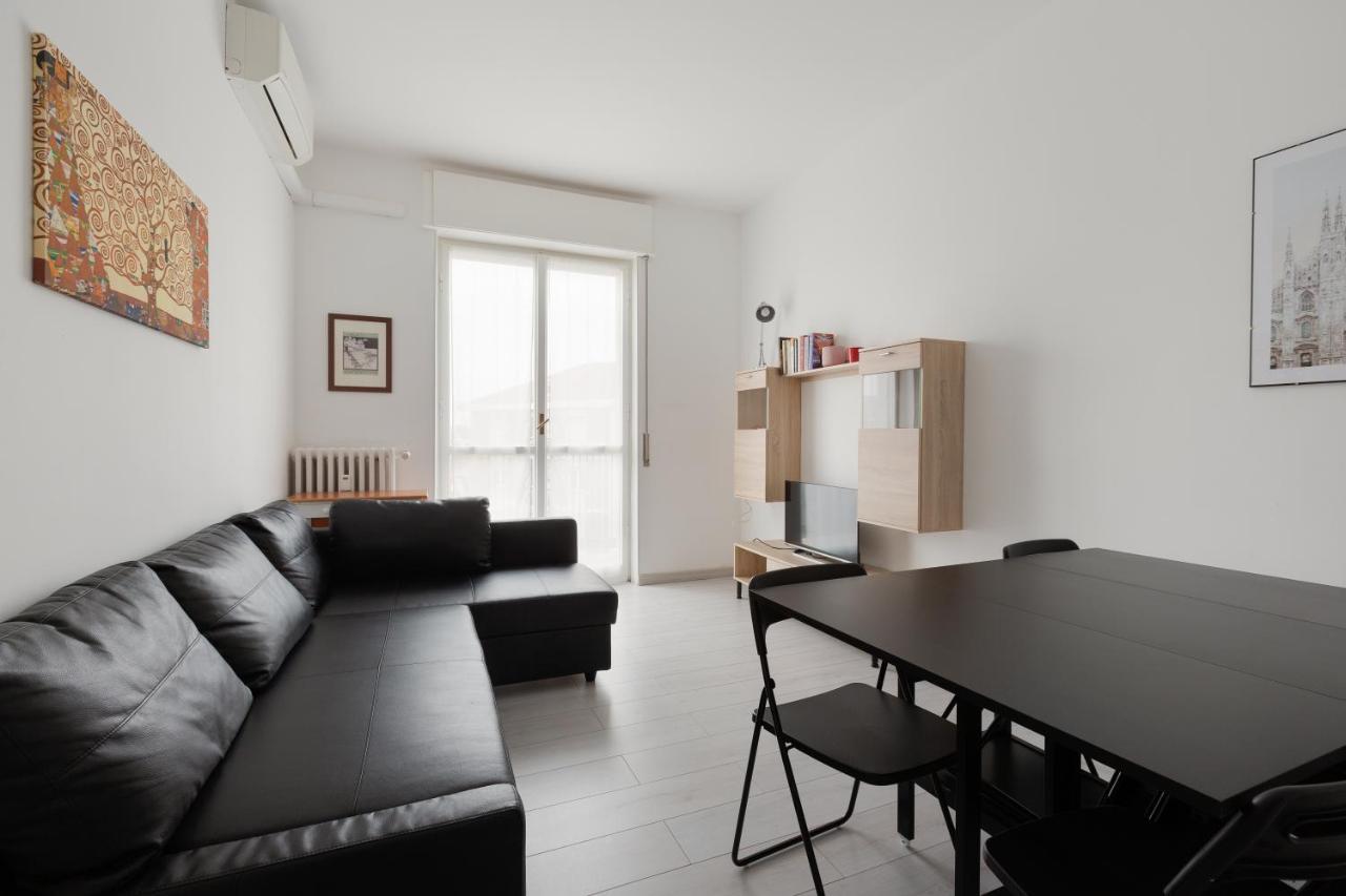 Apartment With Balcony -Bisceglie Red Line Subway Milan Bagian luar foto