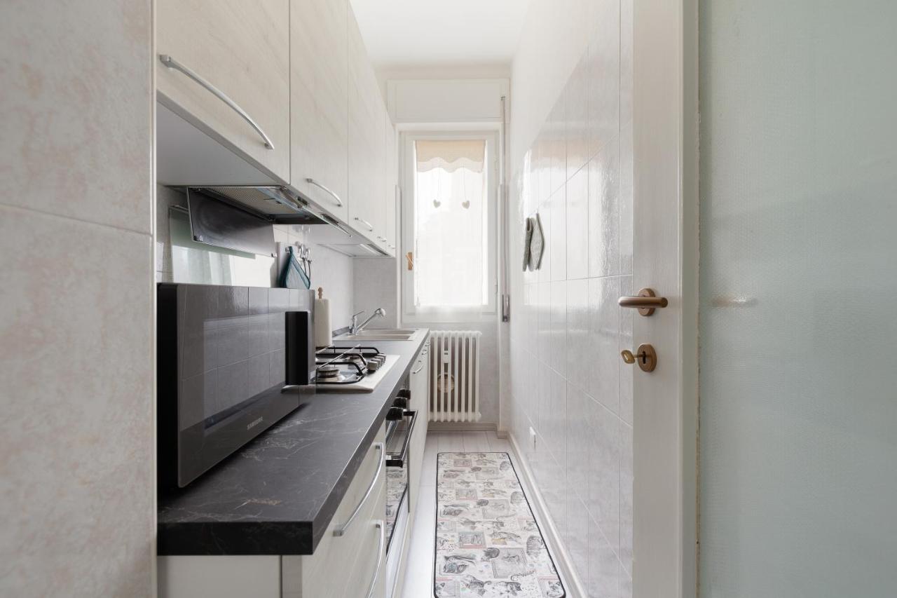 Apartment With Balcony -Bisceglie Red Line Subway Milan Bagian luar foto