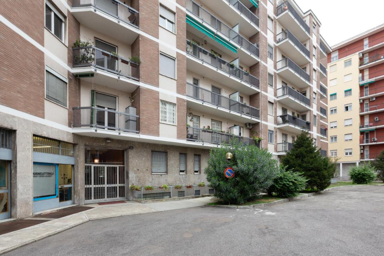 Apartment With Balcony -Bisceglie Red Line Subway Milan Bagian luar foto